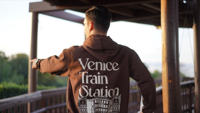 Temporada 1 Venice Train Station 143