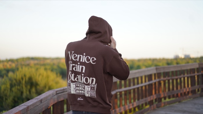 Temporada 1 Venice Train Station 153