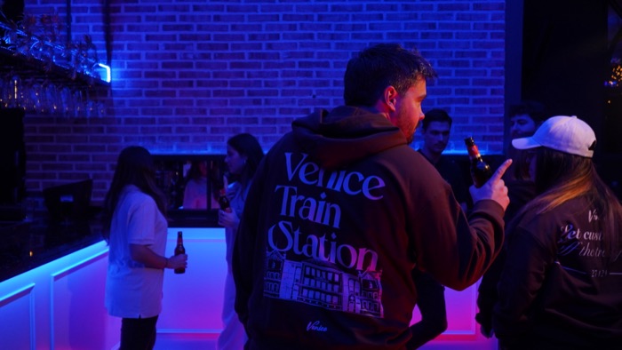 Temporada 1 Venice Train Station 249