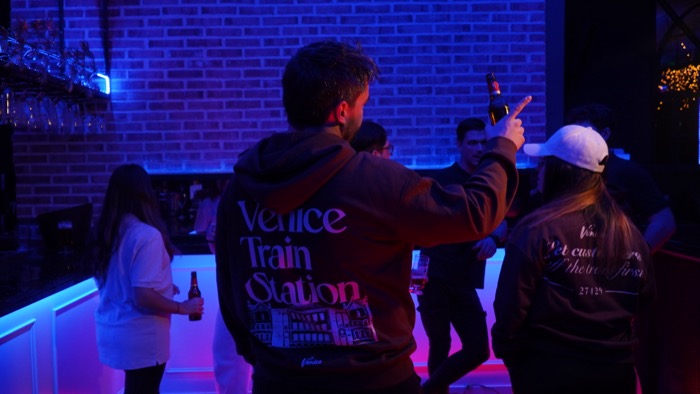 Temporada 1 Venice Train Station 252