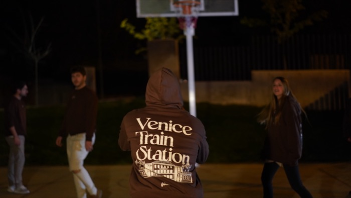 Temporada 1 Venice Train Station 391