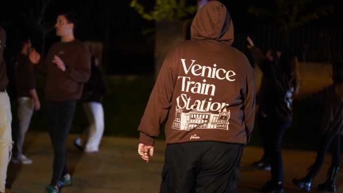 Temporada 1 Venice Train Station 421